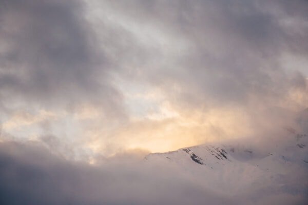 Photographe paysages Suisse Montagnes et nuages enneigée fin de journée